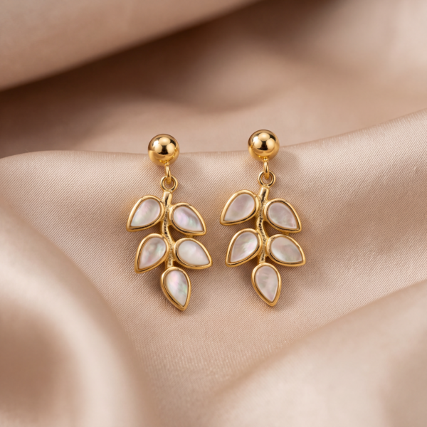 Ohrringe "Olivia" aus 925 Sterling Silber, goldplattiert mit Perlmutt