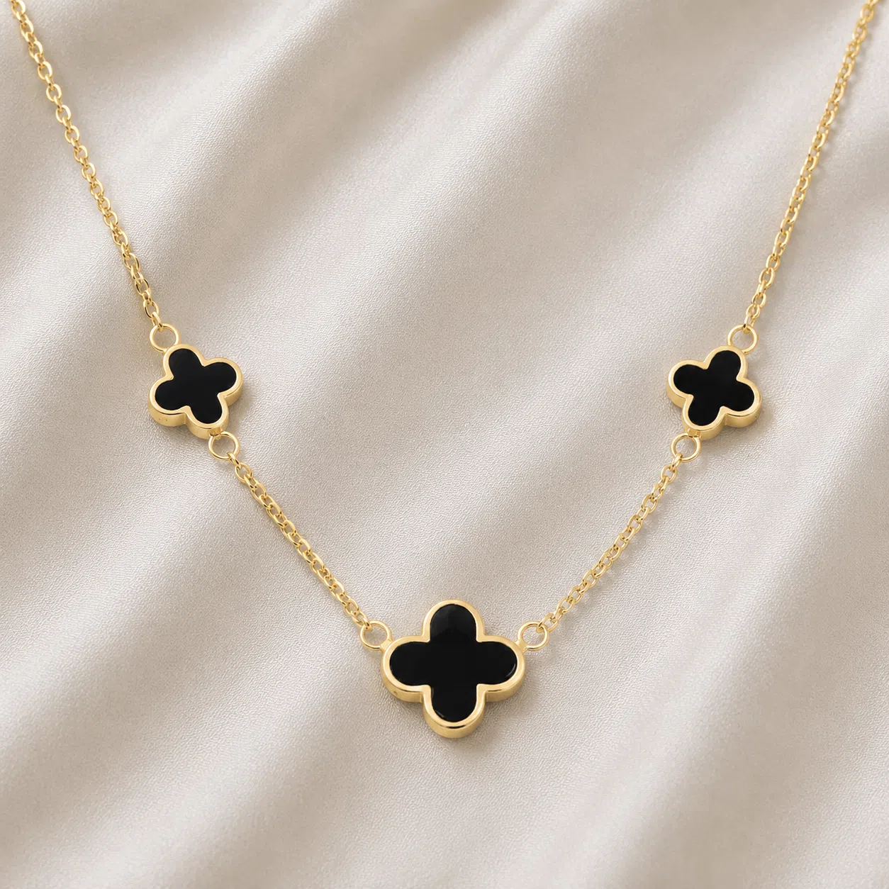 Kette „New York“ mit 3er-Blütenmotiv aus 925er Sterling Silber, goldplattiert & Onyx