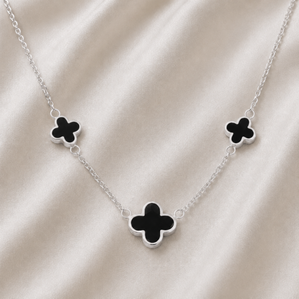 Kette „New York“ mit Onyx im 3er-Blütenmotiv aus 925er Sterling Silber