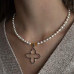 Alternative view of Coslada No2 Kugelkette Süsswasserperlen mit 925 Sterling Silber