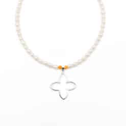 Alternative view of Coslada No2 Kugelkette Süsswasserperlen mit 925 Sterling Silber