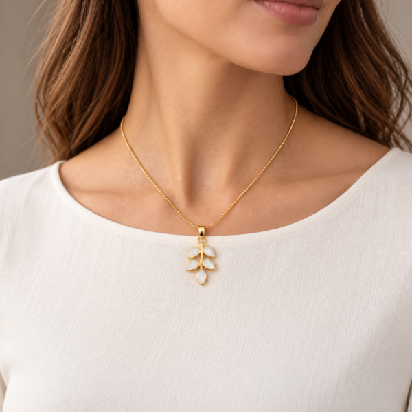 Kette „Olivia“ aus 925er Sterling Silber, goldplattiert mit Perlmutt