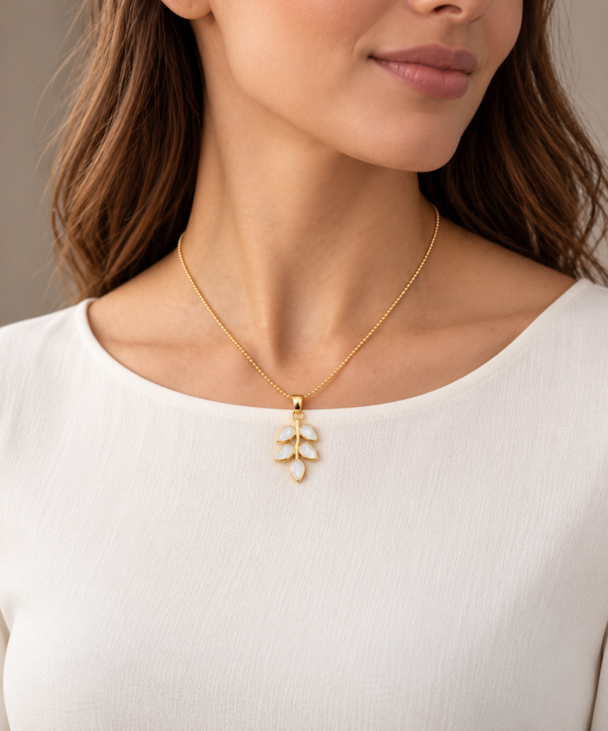 Kette „Olivia“ aus 925er Sterling Silber, goldplattiert mit Perlmutt